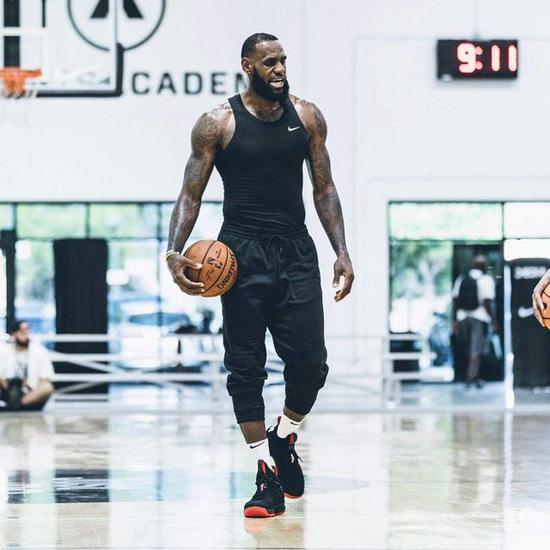 篮球火箭新援表现稳定，逐渐融入体系（火箭新援稳定输出，逐步融入球队体系）