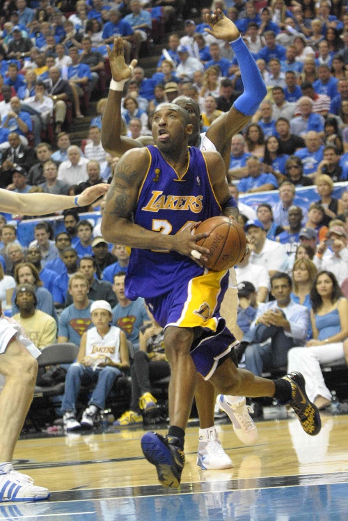 莫斯克拉在对阵小蜜蜂的比赛中伤退，阿森纳后防3人受伤（对阵小蜜蜂莫斯克拉伤退，阿森纳后防三将受伤）