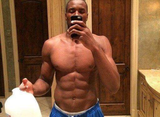 湖人浓眉哥篮下统治球队获胜（浓眉哥内线制霸，湖人取胜）