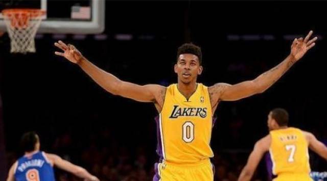 意大利上一场参加世界杯的首发11人：6人已退役，2人无球队（意大利上次世界杯首发11人中，6人已退役，2人暂无球队）