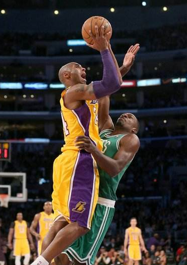 湖人詹姆斯关键发挥险胜76人，刷新个人40岁后得分纪录，豪取17胜稳居西部第二。（詹姆斯末节发力助湖人险胜76人，40岁后得分再创新高，豪取17胜稳居西部第二）