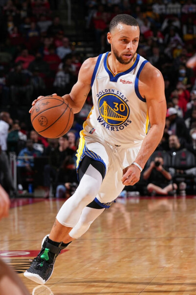 拉拉维亚晒照庆祝客场之旅结束（拉拉维亚晒照庆祝客场征程收官）