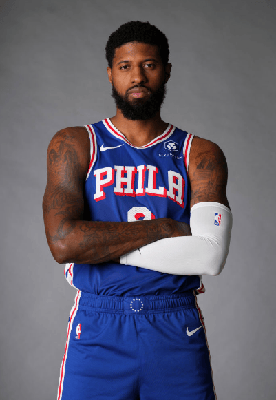 扑点+6次扑救，迈尼昂当选与国米一役米兰队内最佳球员（扑出点球并完成6次扑救，迈尼昂获评米兰德比队内最佳球员）